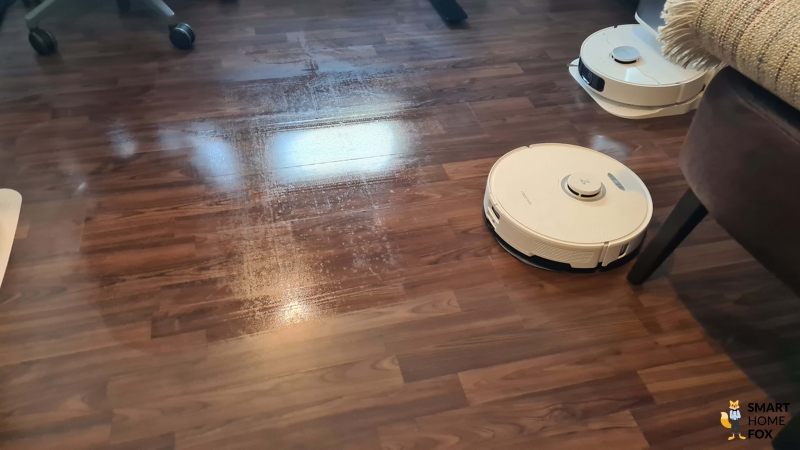 Roborock S8 Plus моет пол в кабинете.